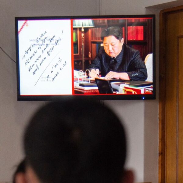 studenti guardano Kim Jong-Un alla televisione