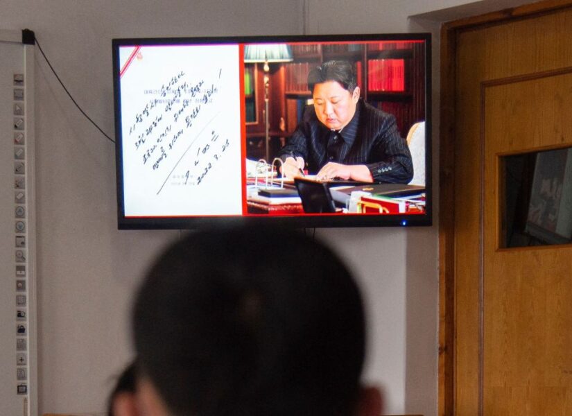 studenti guardano Kim Jong-Un alla televisione