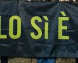 striscione che recita solo sì è sì