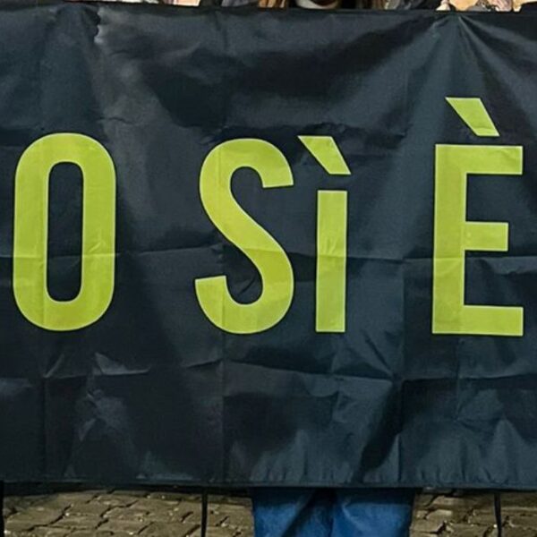 striscione che recita solo sì è sì