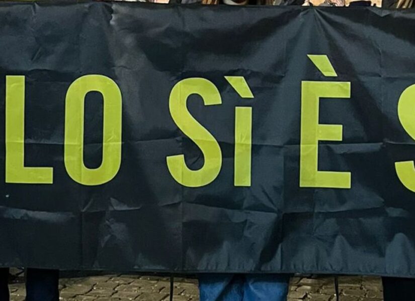 striscione che recita solo sì è sì
