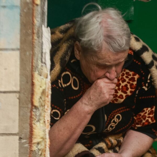 Nella notte del 17 giugno 2025, l'Ucraina ha subito un massiccio attacco missilistico da parte della Russia. Nella foto si vede una donna anziana che esce da un edificio danneggiato.