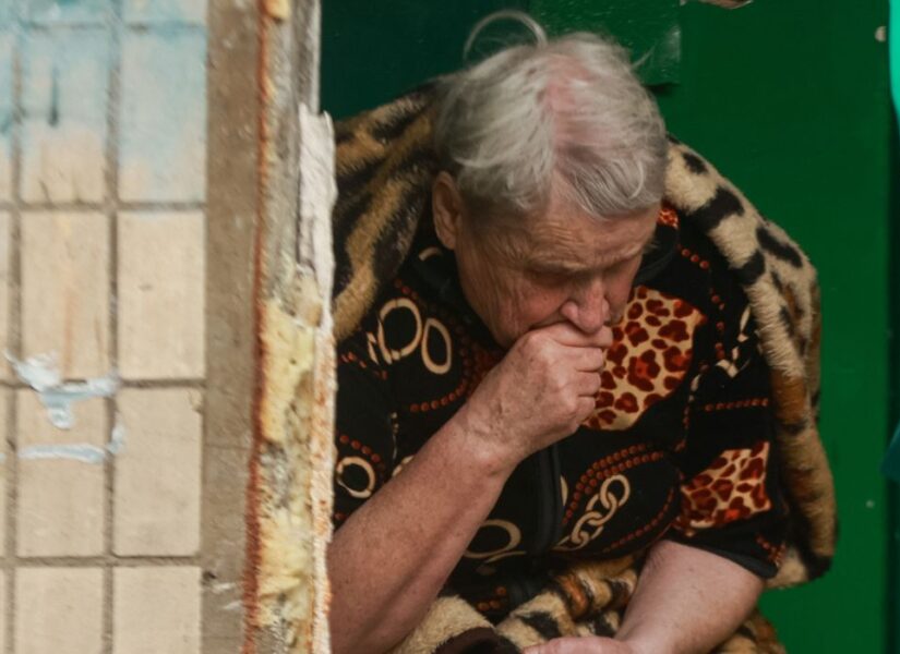 Nella notte del 17 giugno 2025, l'Ucraina ha subito un massiccio attacco missilistico da parte della Russia. Nella foto si vede una donna anziana che esce da un edificio danneggiato.