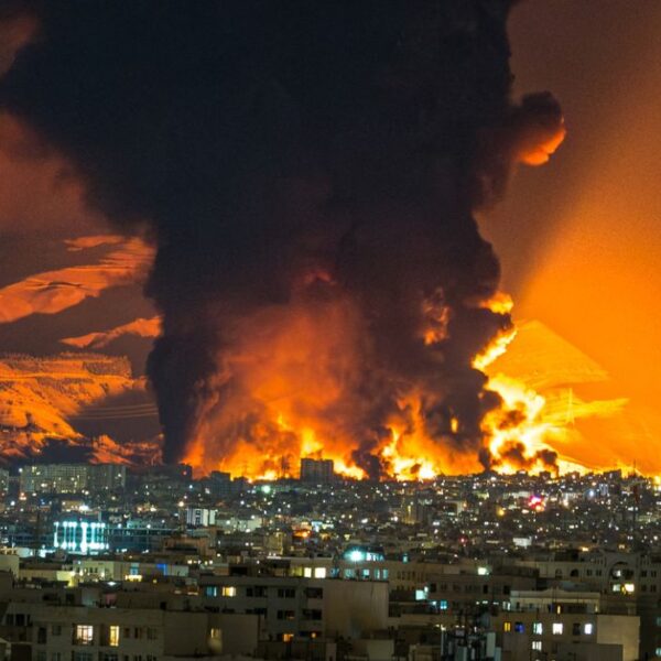 Fumo e fiamme si alzano nel luogo degli attacchi aerei su un deposito di petrolio a Teheran il 7 marzo 2026.