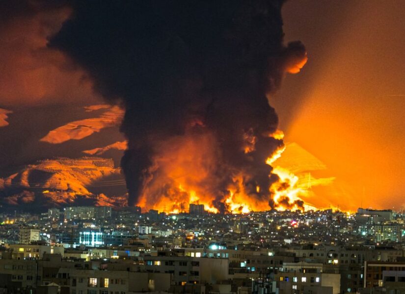 Fumo e fiamme si alzano nel luogo degli attacchi aerei su un deposito di petrolio a Teheran il 7 marzo 2026.