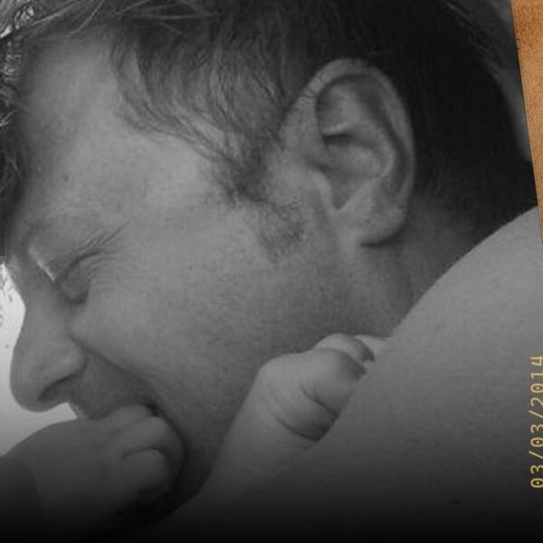 Riccardo Magherini gioca con suo figlio