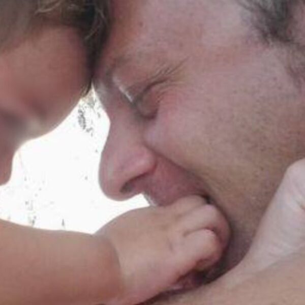 Riccardo Magherini gioca con suo figlio