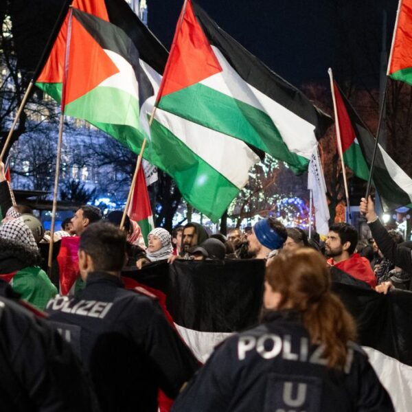 Foto di una manifestazione in solidarietà con la popolazione palestinese in Austria. Usata come copertina del rapporto - L'Austria limita la solidarietà con il popolo palestinese