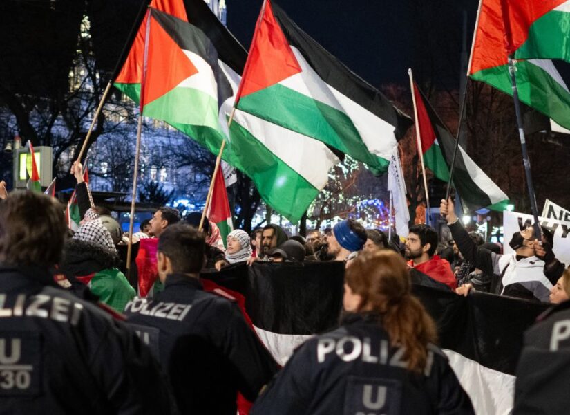 Foto di una manifestazione in solidarietà con la popolazione palestinese in Austria. Usata come copertina del rapporto - L'Austria limita la solidarietà con il popolo palestinese