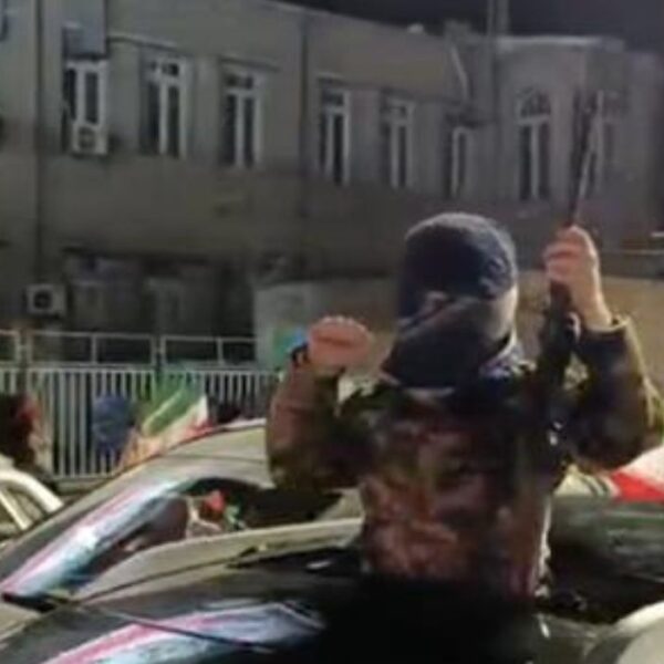 L'immagine mostra uno dei bambini soldato reclutati in Iran.