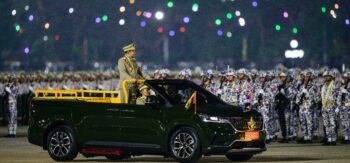 Nella foto l'ex-generale Min Aung Hlaing ispeziona le truppe durante una cerimonia per commemorare la Giornata delle Forze Armate del Myanmar