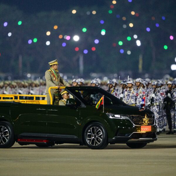 Nella foto l'ex-generale Min Aung Hlaing ispeziona le truppe durante una cerimonia per commemorare la Giornata delle Forze Armate del Myanmar