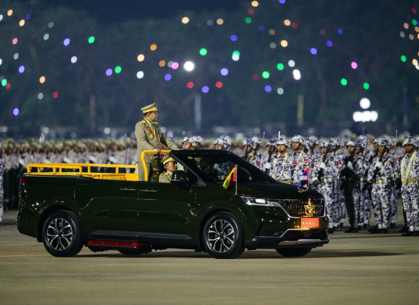 Nella foto l'ex-generale Min Aung Hlaing ispeziona le truppe durante una cerimonia per commemorare la Giornata delle Forze Armate del Myanmar