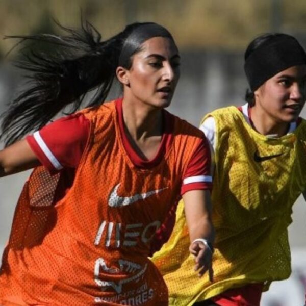 due giocatrici della nazionale di calcio femminile afgana