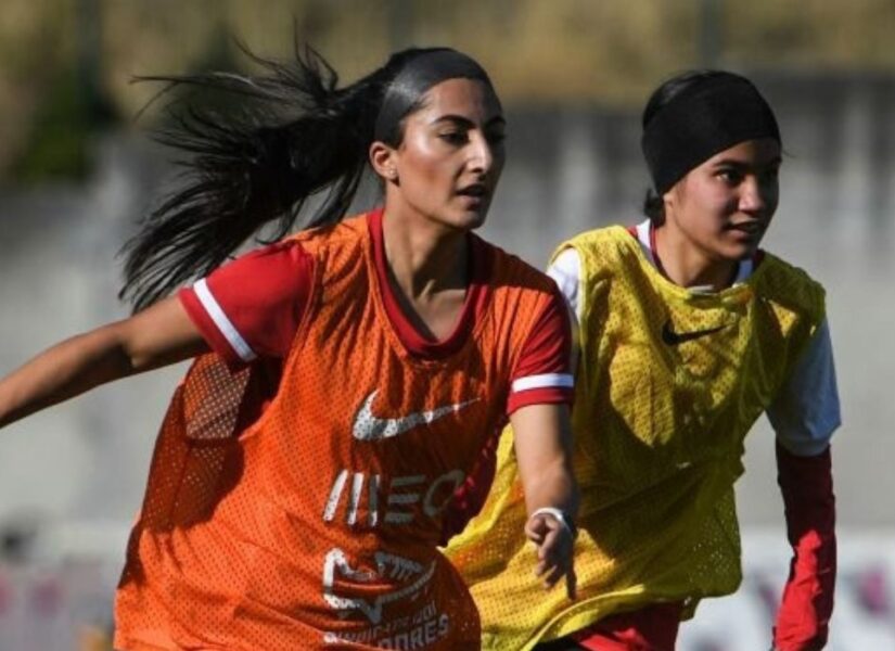 due giocatrici della nazionale di calcio femminile afgana