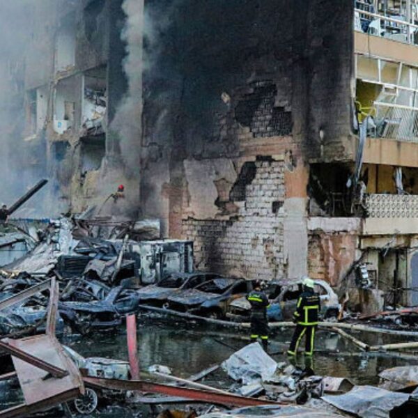 I vigili del fuoco tentano di spegnere un incendio scoppiato in seguito a un attacco israeliano nel quartiere di Corniche al-Mazraa a Beirut l'8 aprile 2026.