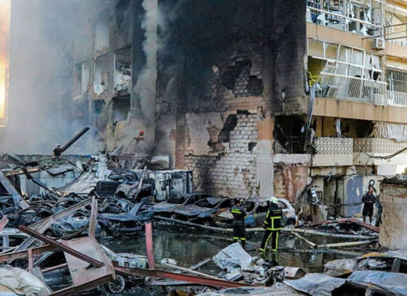 I vigili del fuoco tentano di spegnere un incendio scoppiato in seguito a un attacco israeliano nel quartiere di Corniche al-Mazraa a Beirut l'8 aprile 2026.