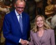 Meloni e Merz si stringono la mano dopo un incontro in Italia