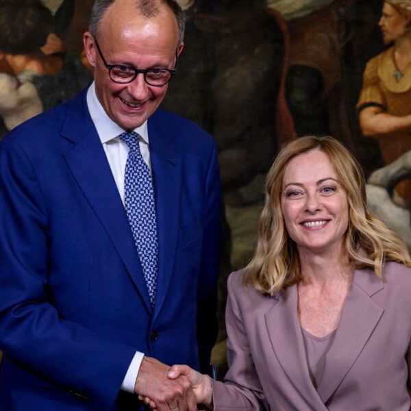 Meloni e Merz si stringono la mano dopo un incontro in Italia