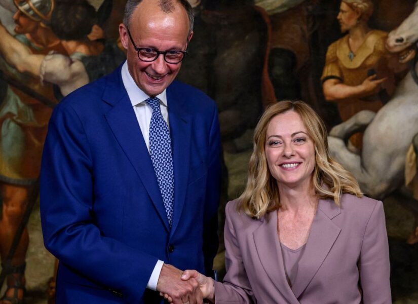 Meloni e Merz si stringono la mano dopo un incontro in Italia