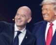 Il presidente della FIFA Gianni Infantino si scatta un selfie durante il sorteggio ufficiale della Coppa del Mondo FIFA 2026 con il presidente degli Stati Uniti Donald Trump al John F. Kennedy Center for the Performing Arts il 5 dicembre 2025 a Washington, DC.