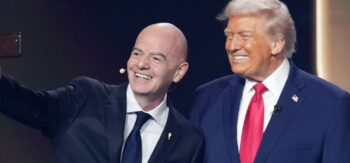 Il presidente della FIFA Gianni Infantino si scatta un selfie durante il sorteggio ufficiale della Coppa del Mondo FIFA 2026 con il presidente degli Stati Uniti Donald Trump al John F. Kennedy Center for the Performing Arts il 5 dicembre 2025 a Washington, DC.