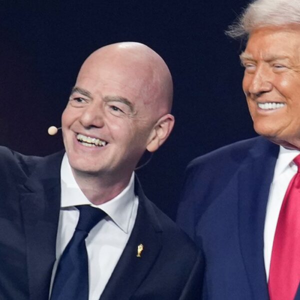 Il presidente della FIFA Gianni Infantino si scatta un selfie durante il sorteggio ufficiale della Coppa del Mondo FIFA 2026 con il presidente degli Stati Uniti Donald Trump al John F. Kennedy Center for the Performing Arts il 5 dicembre 2025 a Washington, DC.