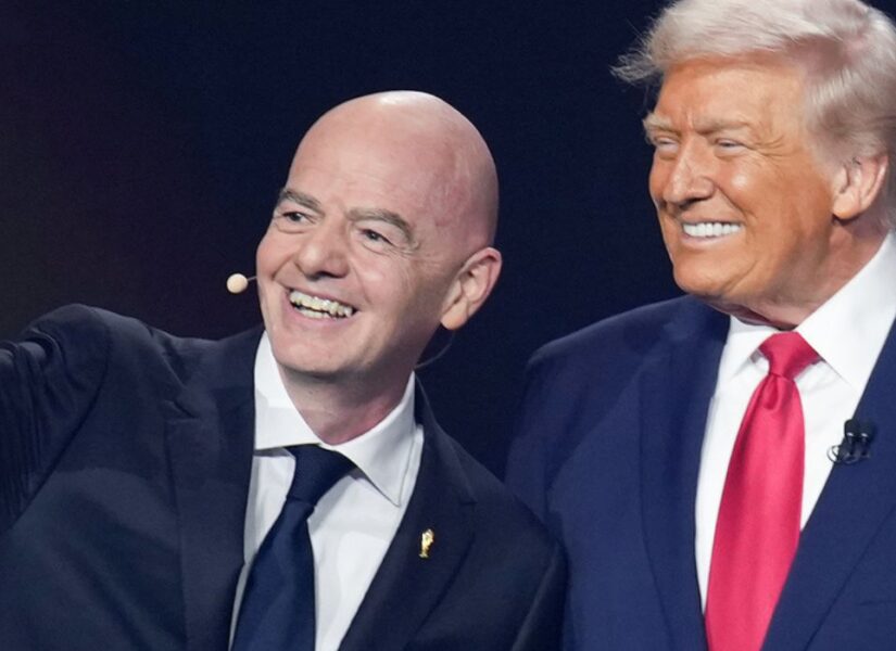 Il presidente della FIFA Gianni Infantino si scatta un selfie durante il sorteggio ufficiale della Coppa del Mondo FIFA 2026 con il presidente degli Stati Uniti Donald Trump al John F. Kennedy Center for the Performing Arts il 5 dicembre 2025 a Washington, DC.