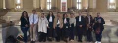 Jehosheba Bennett con i colleghi avvocati e le cinque donne "métis" che hanno citato in giudizio il Belgio.