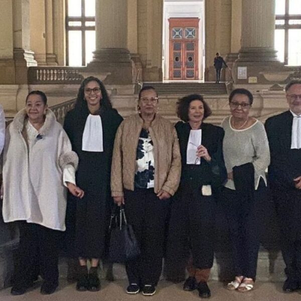 Jehosheba Bennett con i colleghi avvocati e le cinque donne "métis" che hanno citato in giudizio il Belgio.