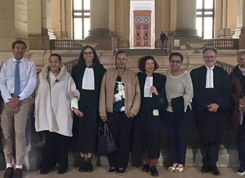 Jehosheba Bennett con i colleghi avvocati e le cinque donne "métis" che hanno citato in giudizio il Belgio.