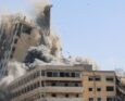 Il 15 settembre 2025, una densa colonna di fumo si alza mentre i raid aerei israeliani distruggono la torre al-Ghafari a Gaza City.