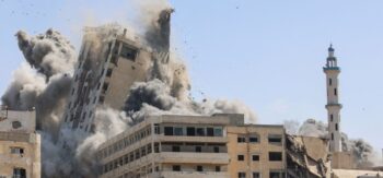 Il 15 settembre 2025, una densa colonna di fumo si alza mentre i raid aerei israeliani distruggono la torre al-Ghafari a Gaza City.