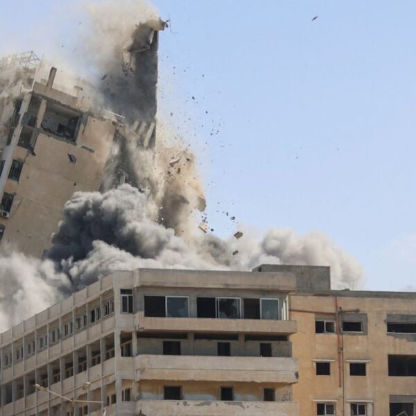 Il 15 settembre 2025, una densa colonna di fumo si alza mentre i raid aerei israeliani distruggono la torre al-Ghafari a Gaza City.