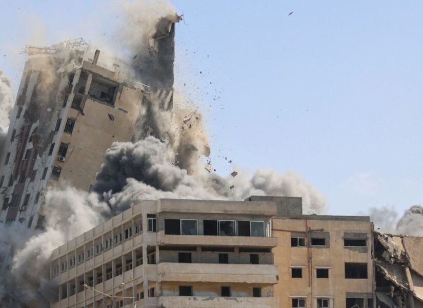 Il 15 settembre 2025, una densa colonna di fumo si alza mentre i raid aerei israeliani distruggono la torre al-Ghafari a Gaza City.