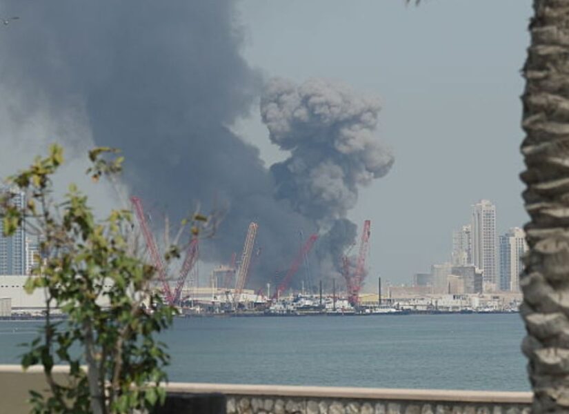 porto in fiamme e fumo