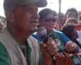 Brooklyn Rivera parla al microfono in mezzo alla folla