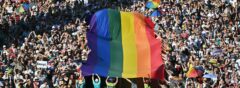 Persone partecipano alla parata del Budapest Pride nel centro di Budapest il 28 giugno 2025, una marcia organizzata dal comune della capitale per celebrare la libertà della comunità LGBTQ, aggirando una legge che consente alla polizia di vietare le marce LGBTQ.