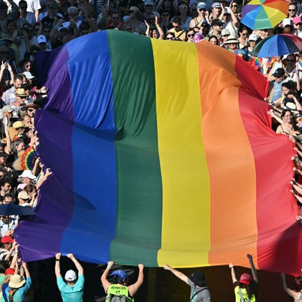 Persone partecipano alla parata del Budapest Pride nel centro di Budapest il 28 giugno 2025, una marcia organizzata dal comune della capitale per celebrare la libertà della comunità LGBTQ, aggirando una legge che consente alla polizia di vietare le marce LGBTQ.