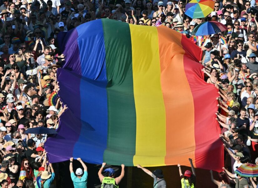 Persone partecipano alla parata del Budapest Pride nel centro di Budapest il 28 giugno 2025, una marcia organizzata dal comune della capitale per celebrare la libertà della comunità LGBTQ, aggirando una legge che consente alla polizia di vietare le marce LGBTQ.