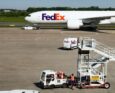 Questa fotografia mostra il personale di assistenza a terra di FedEx Corporation al lavoro vicino a un aereo cargo della compagnia sulla pista dell'aeroporto di Liegi a Grace-Hollogne il 7 maggio 2025.