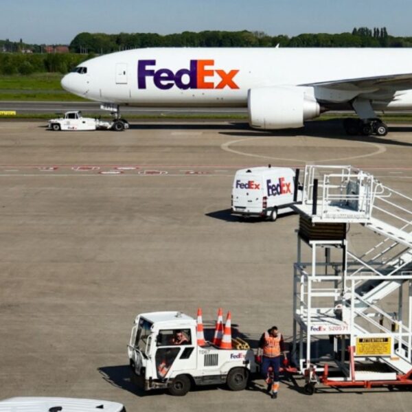 Questa fotografia mostra il personale di assistenza a terra di FedEx Corporation al lavoro vicino a un aereo cargo della compagnia sulla pista dell'aeroporto di Liegi a Grace-Hollogne il 7 maggio 2025.