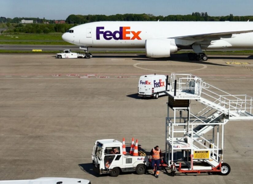 Questa fotografia mostra il personale di assistenza a terra di FedEx Corporation al lavoro vicino a un aereo cargo della compagnia sulla pista dell'aeroporto di Liegi a Grace-Hollogne il 7 maggio 2025.