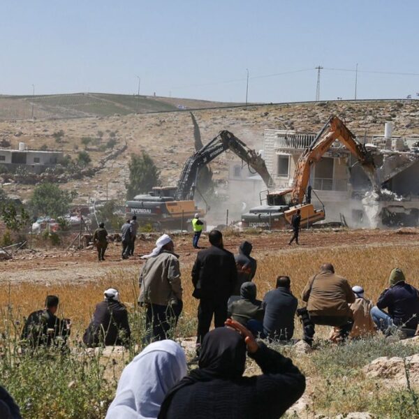 Il 4 maggio 2026, nel villaggio di al-Dirat, vicino alla città di Yatta, nella Cisgiordania occupata, alcuni palestinesi osservano le forze di sicurezza israeliane mentre gli escavatori demoliscono una casa palestinese costruita senza permesso.
