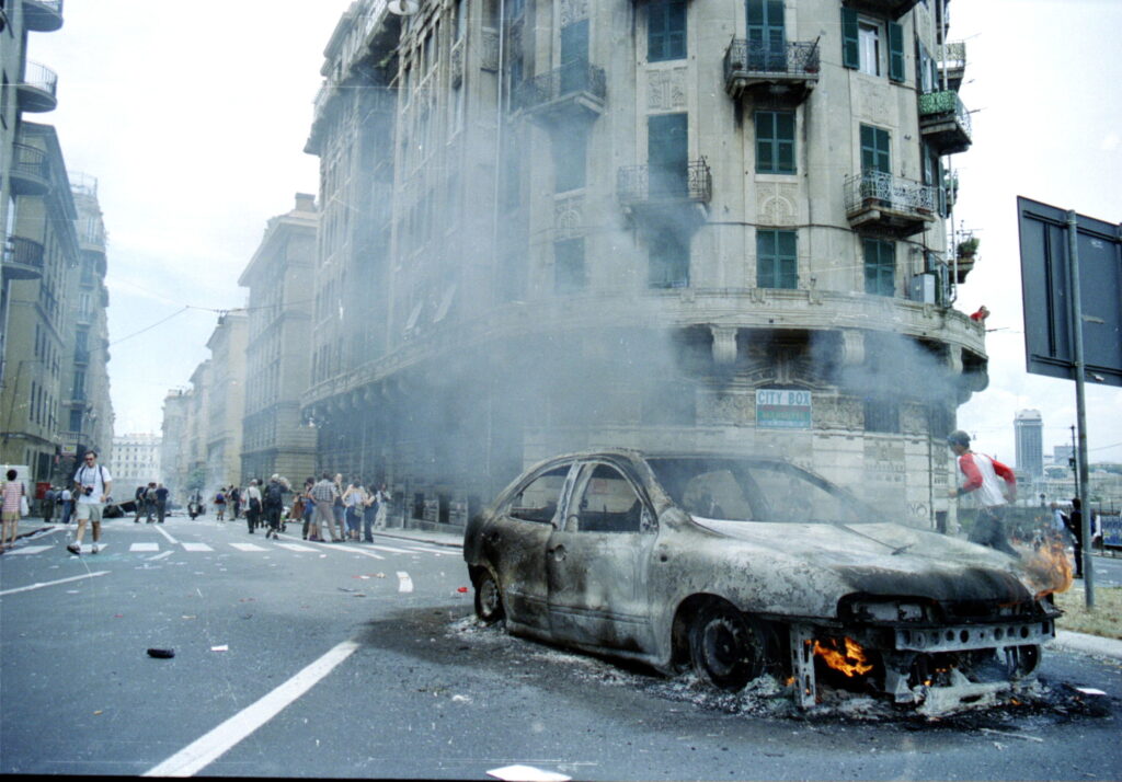 Auto incendiata alla confluenza fra le vie Montevideo e Tolemaide