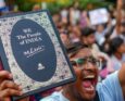 I sostenitori del Cockroach Janta Party (CJP) si radunano a Jantar Mantar per unirsi a una protesta in corso contro la presunta fuga di notizie relativa al test NEET, a Nuova Delhi, India, il 23 luglio 2026.