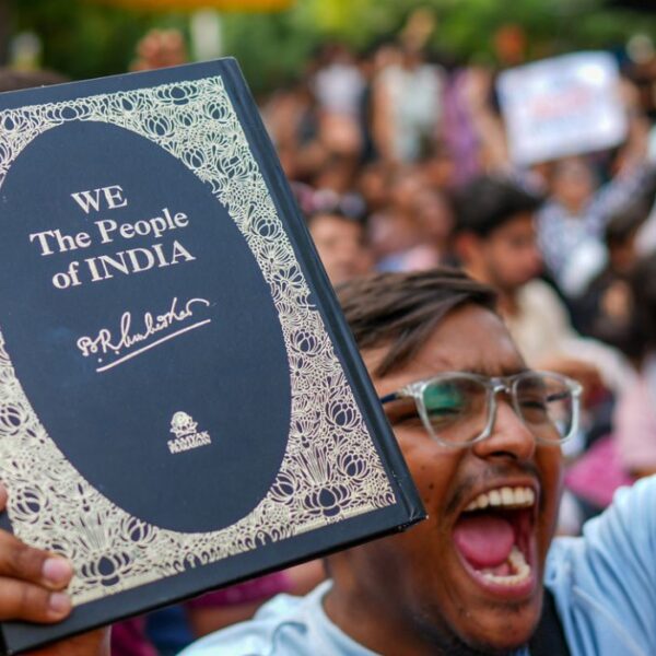 I sostenitori del Cockroach Janta Party (CJP) si radunano a Jantar Mantar per unirsi a una protesta in corso contro la presunta fuga di notizie relativa al test NEET, a Nuova Delhi, India, il 23 luglio 2026.