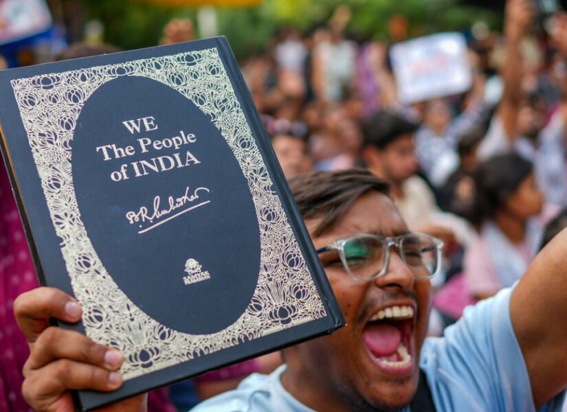 I sostenitori del Cockroach Janta Party (CJP) si radunano a Jantar Mantar per unirsi a una protesta in corso contro la presunta fuga di notizie relativa al test NEET, a Nuova Delhi, India, il 23 luglio 2026.