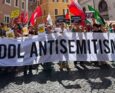 Striscione "No ddl antisemitismo" bianco con scritta nera.