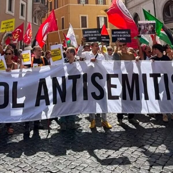 Striscione "No ddl antisemitismo" bianco con scritta nera.